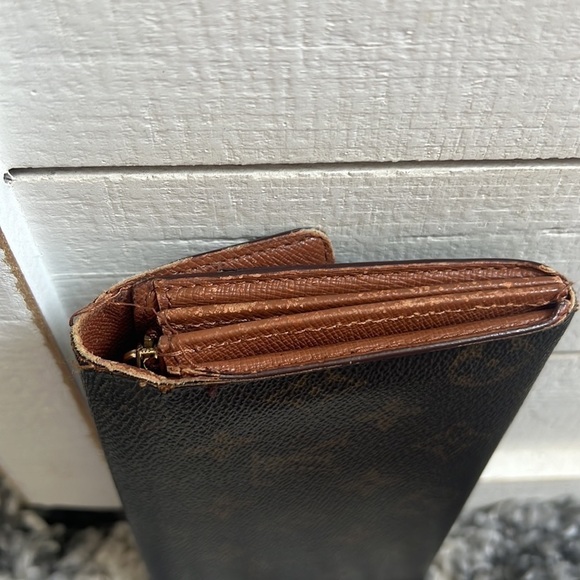 Louis Vuitton Women’s Brown Monogram Sarah Wallet w/ Snap Closure - Picture 4 of 13
